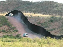 Frontera. Unidades de la Border Patrol vigilan la línea divisoria con México. AP /