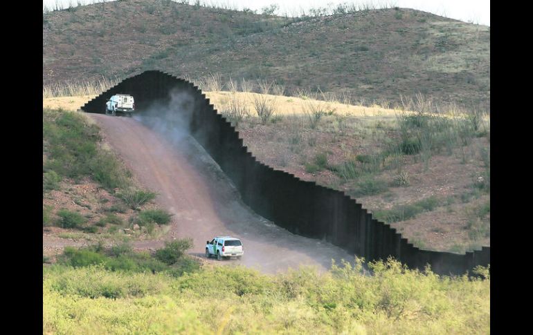 Frontera. Unidades de la Border Patrol vigilan la línea divisoria con México. AP /