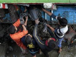 Los rescatistas trabajan en el río Padma de Bangladesh en la búsqueda de más cuerpos. NTX / A.M. Aha