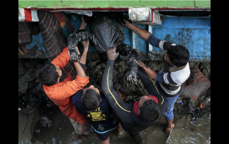 Los rescatistas trabajan en el río Padma de Bangladesh en la búsqueda de más cuerpos. NTX / A.M. Aha