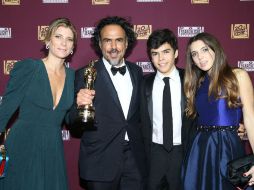 Iñárritu posa junto con su familia después de la entrega de los Premios Oscar. AP / O. Vega