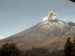 Emisión continua de vapor de agua, gas y ligeras cantidades de ceniza; entre lo más común en el volcán Popocatépetl. TWITTER / @LUISFELIPE_P