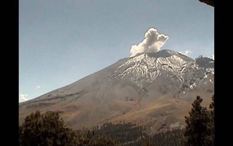 Emisión continua de vapor de agua, gas y ligeras cantidades de ceniza; entre lo más común en el volcán Popocatépetl. TWITTER / @LUISFELIPE_P