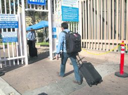 PASO FRONTERIZO. Un estudiante ingresa a Estados Unidos por el cruce de San Ysidro, en Tijuana. AP /