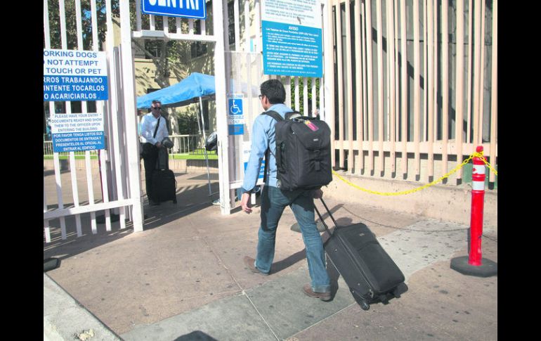 PASO FRONTERIZO. Un estudiante ingresa a Estados Unidos por el cruce de San Ysidro, en Tijuana. AP /