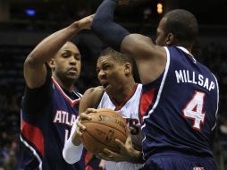 El dominicano Al Horford (centro) ha lucido en esta temporada con Atlanta, el equipo más ganador de la NBA. AP / D. Hauck