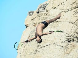 Moisés López se lanza al mar desde La Quebrada, durante la exhibición de ayer con la presencia de varios tenistas. MEXSPORT / D. Leah