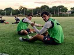 Ponchito González y Carlos Treviño (14) durante la práctica que realizaró Atlas en el centro deportivo Toca da Raposa II, del Cruzeiro. TWITTER / @atlasfc