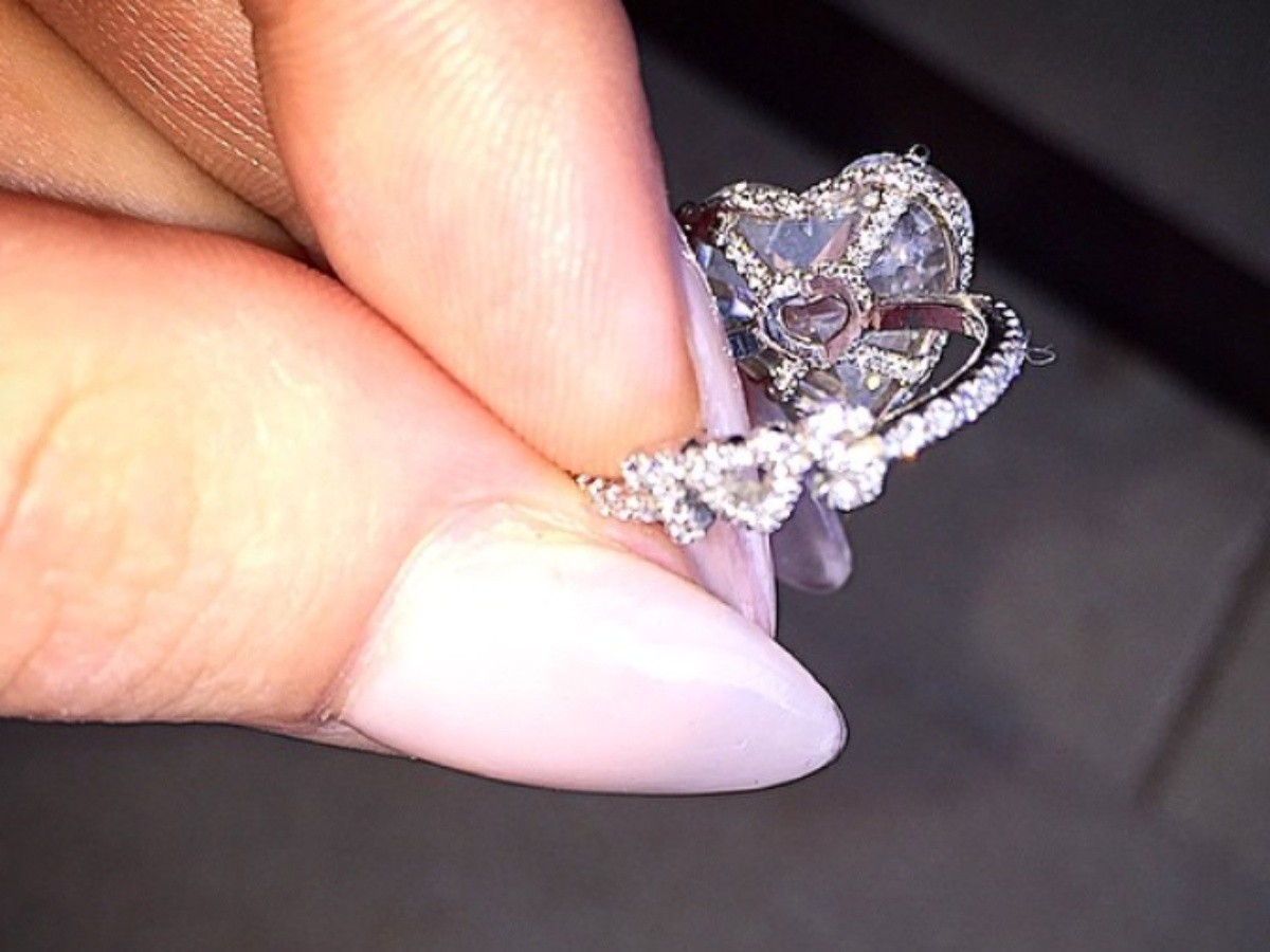 Lady Gaga recibe anillo de compromiso de dulce El Informador