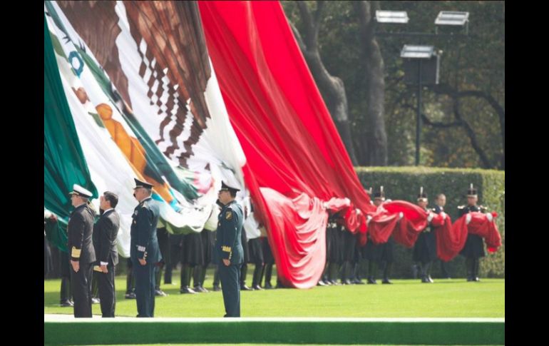 Enrique Peña Nieto convoca a celebrar ''este (Día de la Bandera) y todos los días, el orgullo de ser mexicanos''. TWITTER / @EPN