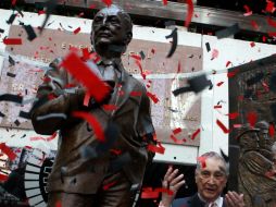 El dirigente de la CTM, Joaquín Gamboa Pascoe, devela una estatua de poco más de dos metros con su figura. SUN / A. Ojeda