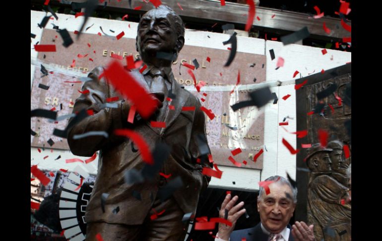 El dirigente de la CTM, Joaquín Gamboa Pascoe, devela una estatua de poco más de dos metros con su figura. SUN / A. Ojeda