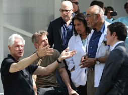 Clinton y Penn platicando con el equipo de un centro en construcción para el tratamiento del cólera. AFP / H. Retamal