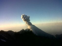 Luis Felipe Puente detalla que las explosiones con fragmentos incandescentes en el coloso se registraron a las 03:29 y 04:15 horas. TWITTER / @PCJalisco