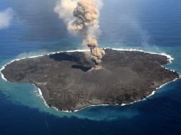 La explosión volcánica producida el 20 de noviembre de 2013 formó al sureste de Nishinoshima una nueva masa de tierra. EFE /