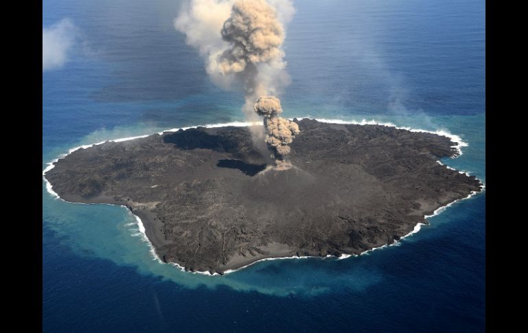 La explosión volcánica producida el 20 de noviembre de 2013 formó al sureste de Nishinoshima una nueva masa de tierra. EFE /