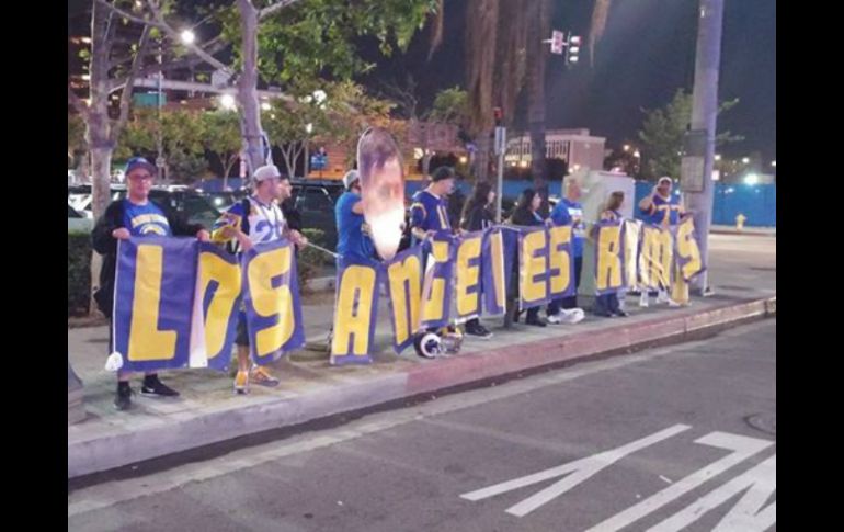 Aficionados acudieron con sus jerseys en apoyo al equipo. FACEBOOK / Bring Back the Los Angeles Rams