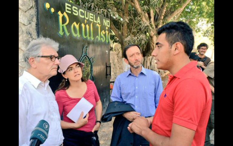 Straesser (d) realiza un recorrido por por la escuela 'Raúl Isidro Burgos' y habla con los alumnos sobre sus dificultades. TWITTER / @AlemaniaMexi