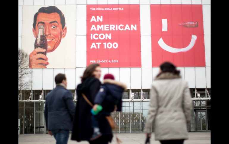 Se conmemora el aniversario 100 de la botella Coca-Cola con una exhibición en el High Museum en Atlanta. AP / B. Camp