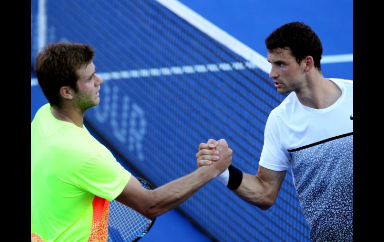 Harrison (i) y Dimitrov (d) se estrechan las manos luego del partido que eliminó al búlgaro con marcadores de 7-5, 4-6 y 6-0 . NTX / J. Pazos