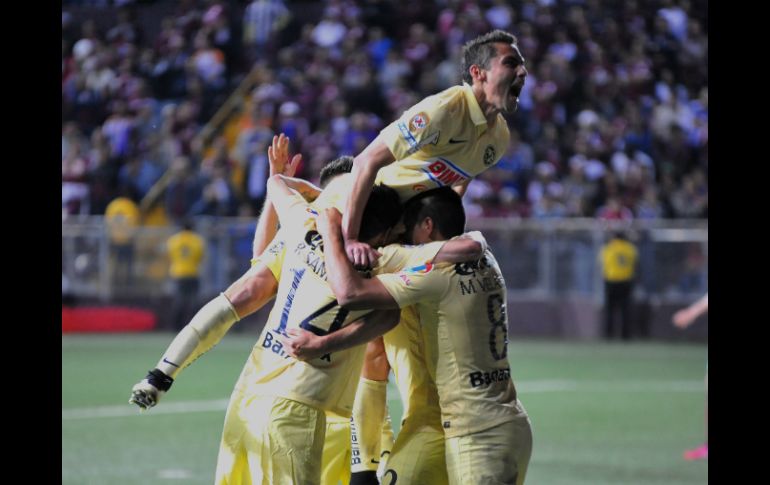 Jugadores del América celebran su triunfo. MEXSPORT / R. Saprissa