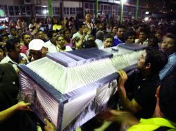 Familiares del profesor Claudio Castillo cargan su ataúd durante el funeral, en Acapulco. AFP / STR