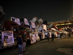 Alrededor de 60 unidades de volteo ingresan a la plancha de la plaza de la Constitución. SUN / V. Rosas