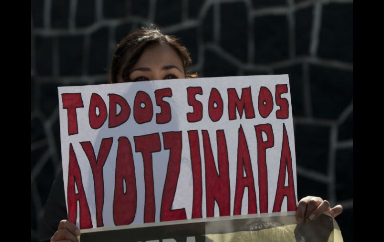 ''Todos somos Ayotzinapa'' se pudo leer en las pancartas. AP / ARCHIVO