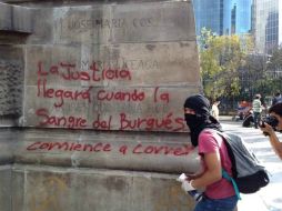 La marcha de la novena Acción Global por Ayotzinapa partió del Ángel de la Inpendencia, donde realizaron las pintas en protesta. SUN / J. Sánchez