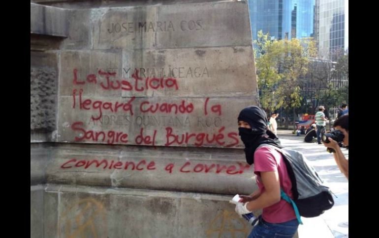 La marcha de la novena Acción Global por Ayotzinapa partió del Ángel de la Inpendencia, donde realizaron las pintas en protesta. SUN / J. Sánchez