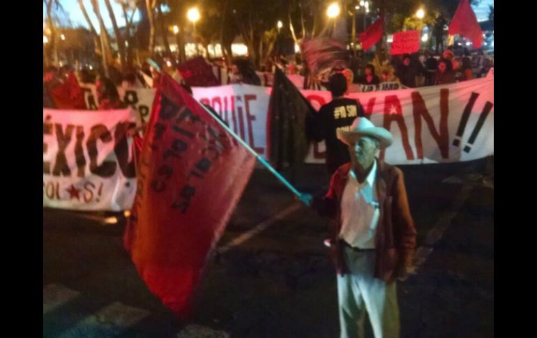 La manifestación es por cumplir cinco meses de la desaparición forzada de los estudiantes normalistas. EL INFORMADOR / F. Atilano