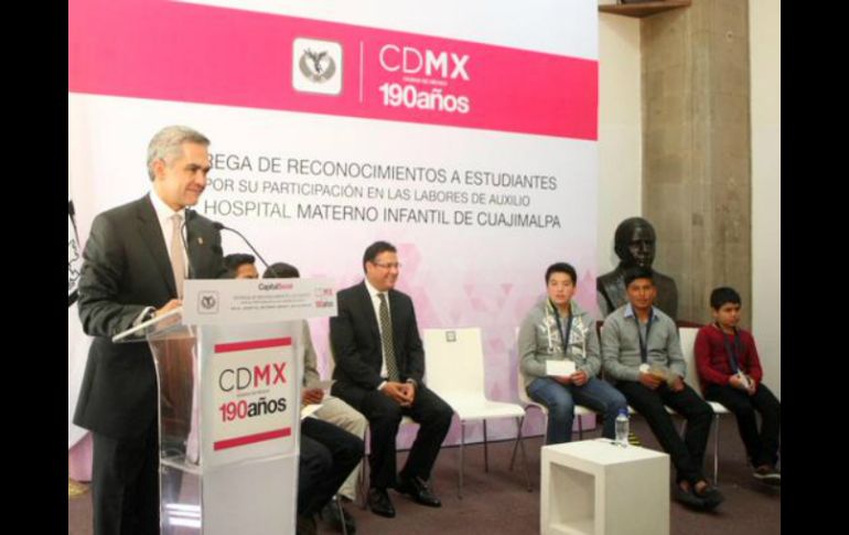 Mancera reconoció el esfuerzo y valor de los menores que apoyaron en las labores de rescate tras la explosión. TWITTER / @ManceraMiguelMX