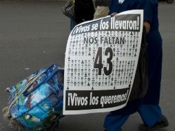 Se plantan con banderas y pancartas frente a los automovilistas que intentaban ingresar a Estados Unidos. AFP / ARCHIVO