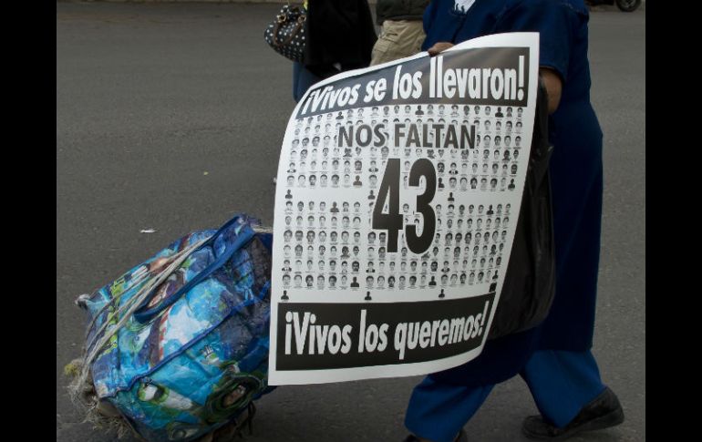 Se plantan con banderas y pancartas frente a los automovilistas que intentaban ingresar a Estados Unidos. AFP / ARCHIVO