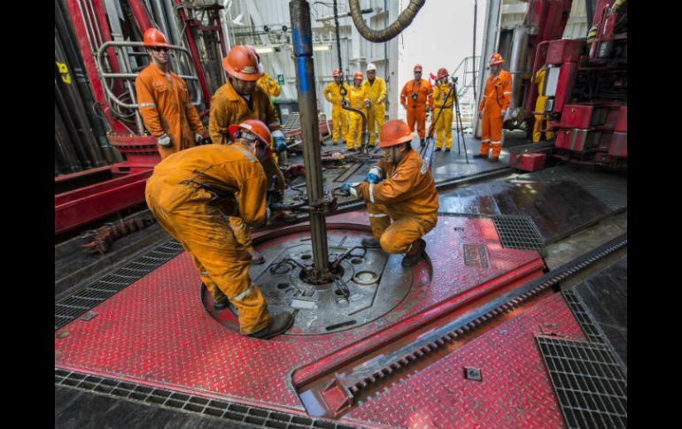 Las exportaciones de petróleo crudo —77% del total— cayeron 52.3%, correspondiente a mil 712 millones de dólares. AFP / ARCHIVO