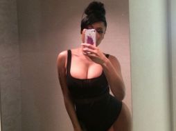 Minaj luce un spanx en color negro que deja ver su prominente figura. INSTAGRAM / nickiminaj