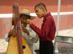 A sus 87 años fue convocado por el FCE para enseñar a los niños y jóvenes la tradición musical de Tierra Caliente. TWITTER / @FCEMexico