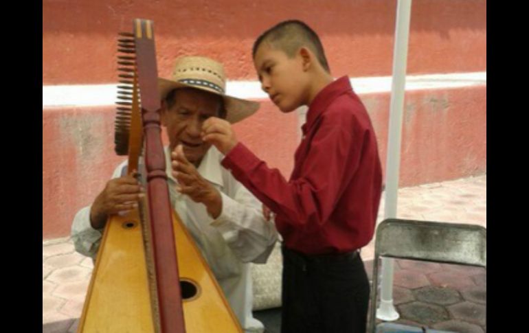 A sus 87 años fue convocado por el FCE para enseñar a los niños y jóvenes la tradición musical de Tierra Caliente. TWITTER / @FCEMexico