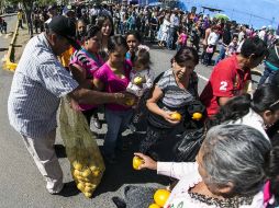 A su arribo al Auditorio Benito Juárez, a los asistentes les regalaron naranjas. EL INFORMADOR / A. Hernández