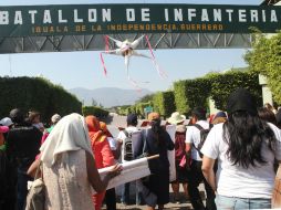 Familiares de normalistas protestan en la sede de la 27 Zona Militar de Iguala en septiembre pasado. SUN / ARCHIVO