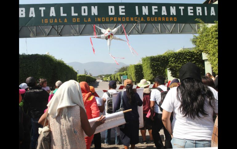 Familiares de normalistas protestan en la sede de la 27 Zona Militar de Iguala en septiembre pasado. SUN / ARCHIVO