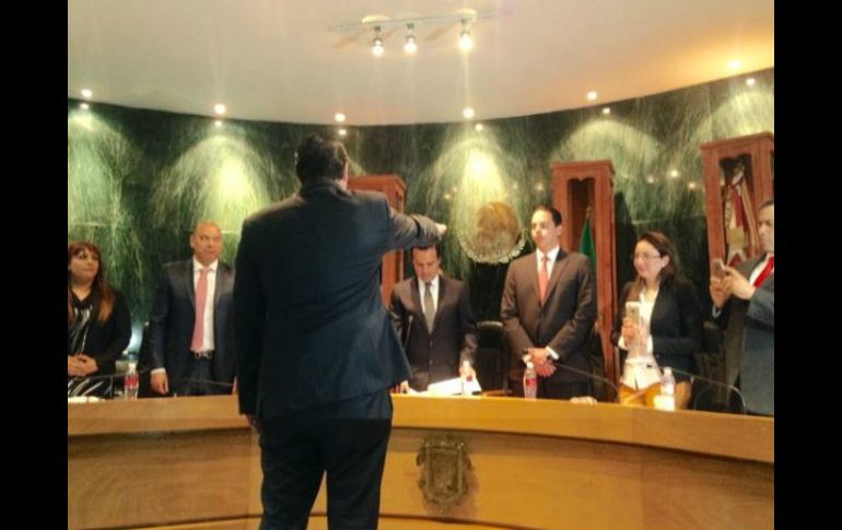 Momento en que el alcalde Héctor Robles toma protesta a Ian Paul Otero como secretario general del Ayuntamiento de Zapopan. TWITTER / @zapopanprensa