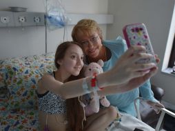 Michelle Bachelet visita en el hospital a Valentina Maureira, de 14 años, quien padece fibrosis quística. AFP /