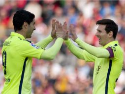 Lionel Messi celebra su anotación con su compañero de equipo Luis Suárez. AFP / J. Guerrero