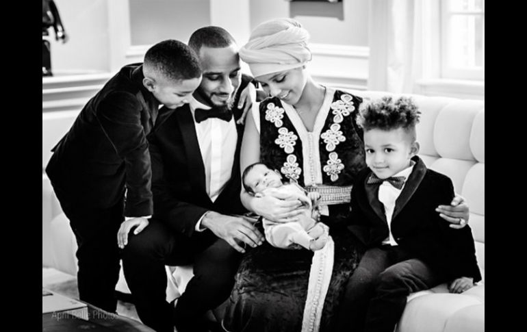 En la imagen aparece al lado de su esposo Swizz Beatz y sus otros dos hijos. INSTAGRAM / aliciakeys