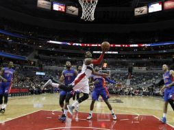 Todos los jugadores de los Pistons de Detroit contemplan la colada de John Wall (centro). AP / A. Brandon