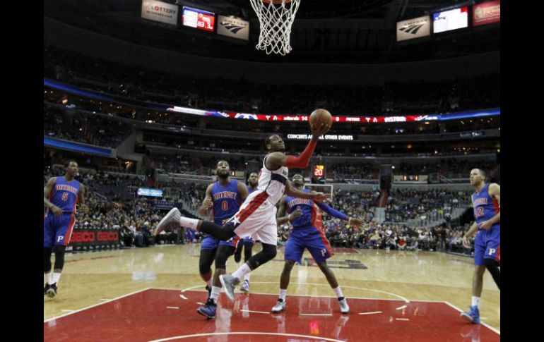 Todos los jugadores de los Pistons de Detroit contemplan la colada de John Wall (centro). AP / A. Brandon