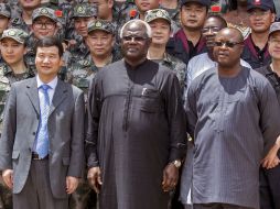 Zhao Yanbo, embajador de China (I), Ernest Bai Koroma, presidente de Sierra Leona (C) y Samuel Sam-Sumana (D) vicepresidente. AP / M. Duff