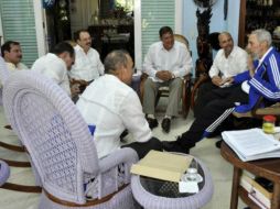 Fidel estuvo durante cinco horas con ellos en su hogar, en el oeste de la Habana. EFE / Estudios Revolución