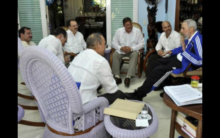 Fidel estuvo durante cinco horas con ellos en su hogar, en el oeste de la Habana. EFE / Estudios Revolución